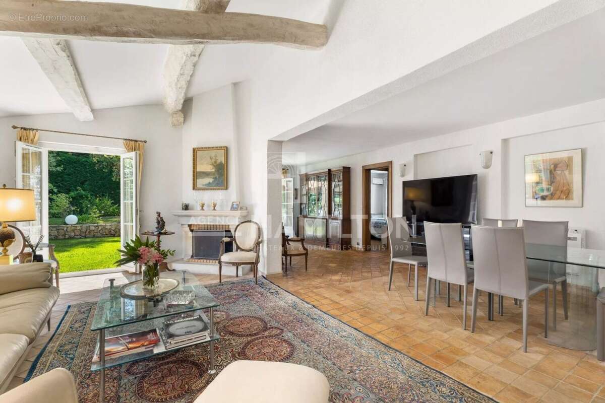 Maison à CHATEAUNEUF-GRASSE