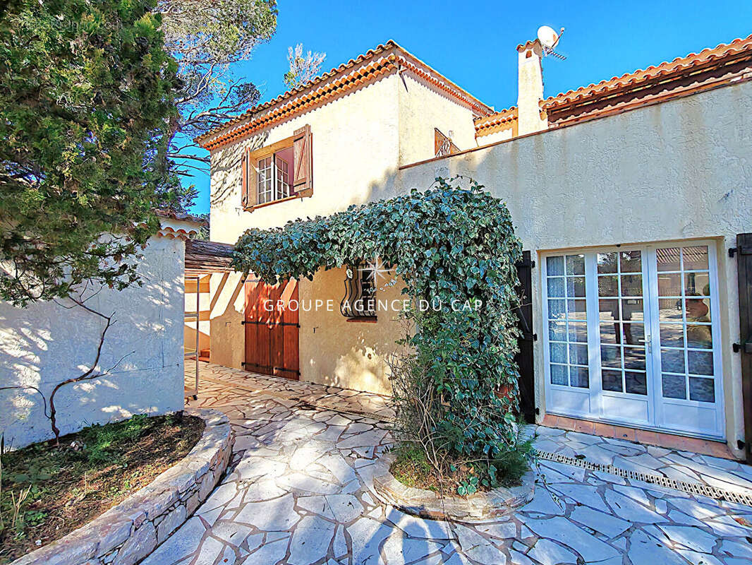 A vendre villa 6 pieces 4 chambres solarium avec apercu mer piscine a proximite du centre ville de saint aygulf - photo 15