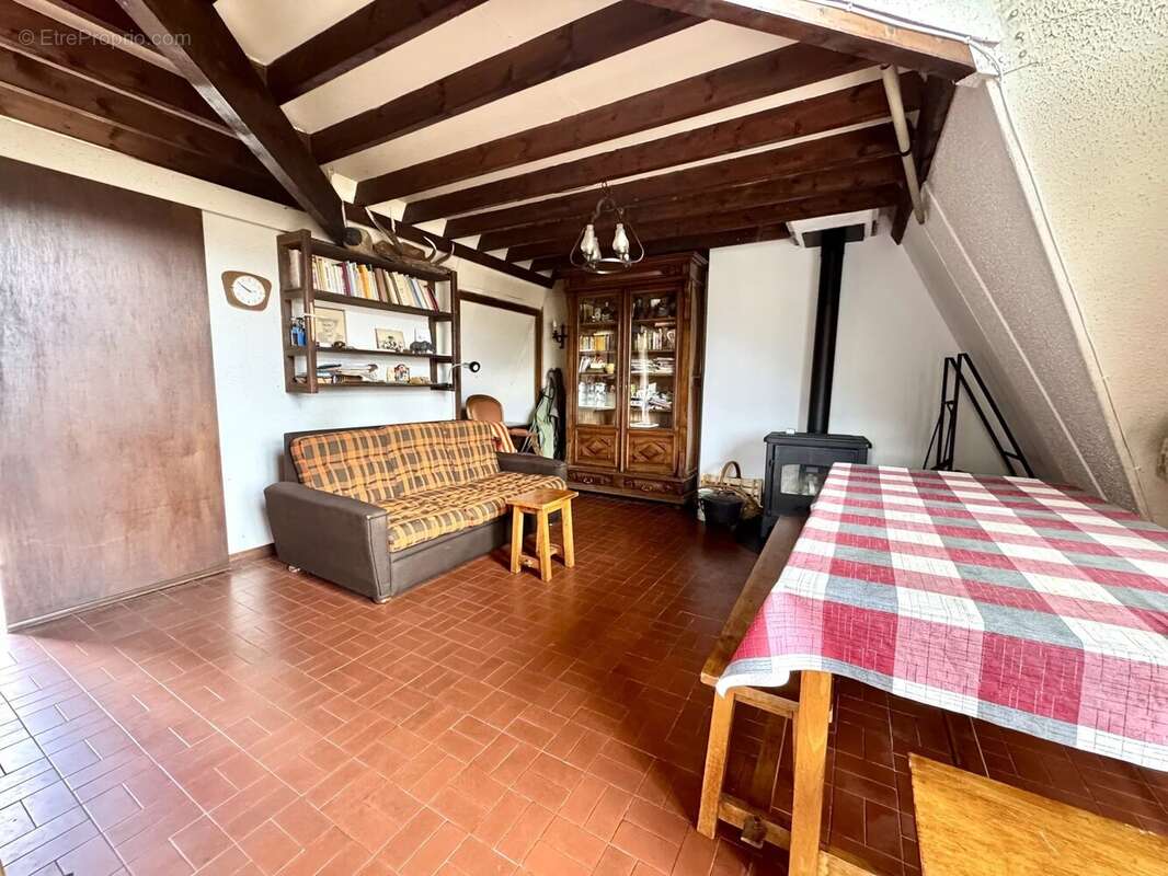 Chalet 4 faces sur environ 1200 m² de terrain - photo 4