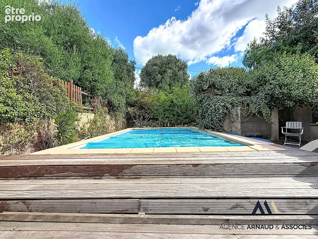 Maison de plain-pied avec piscine, grand jardin arboré et beau potentiel - photo 15