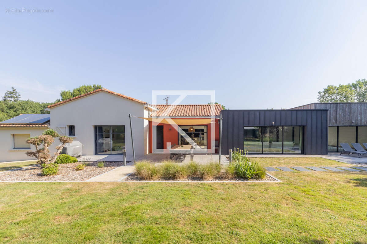 Maison 277 m² à Les Herbiers  - photo 2