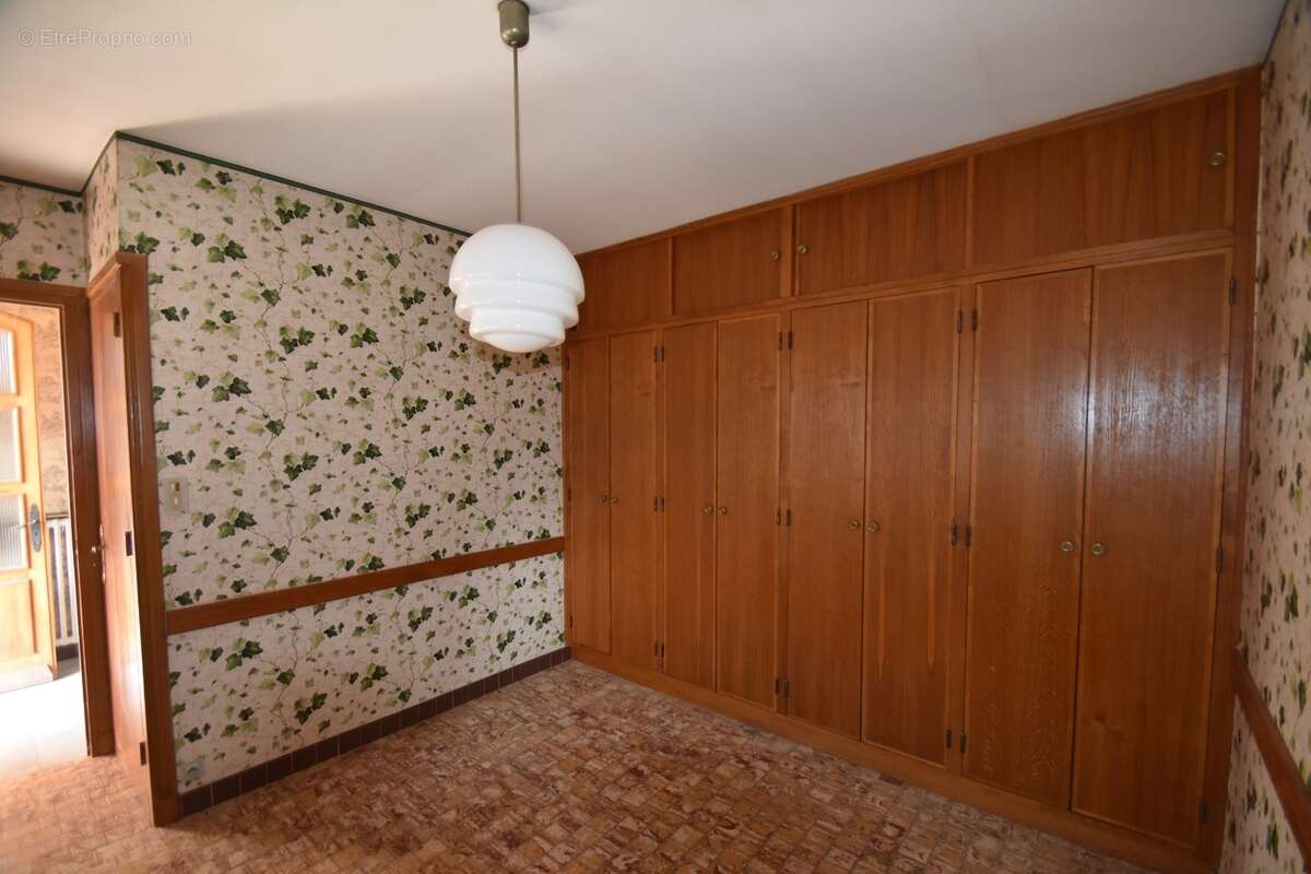 LA CLAYETTE - maison 156m² - avec entrepôt de 210m² sur terrain 3930m² - photo 5