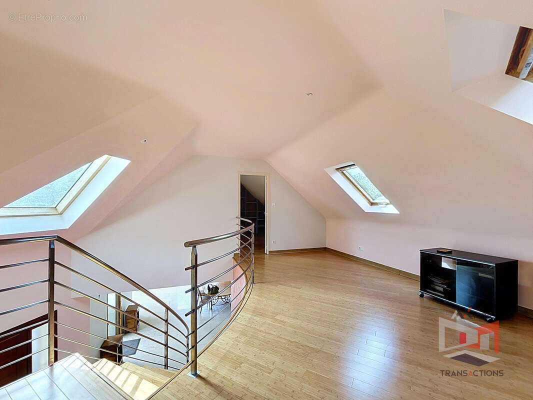 LANNION : Maison contemporaine avec grand jardin. - photo 9