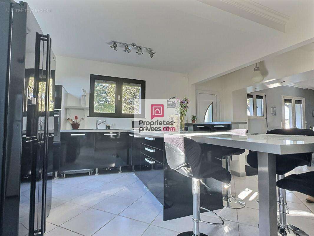 DEPT 33 - IZON - Maison 6 pièces 177 m2 avec jardin paysagé 1498m2 et piscine chauffée - photo 4