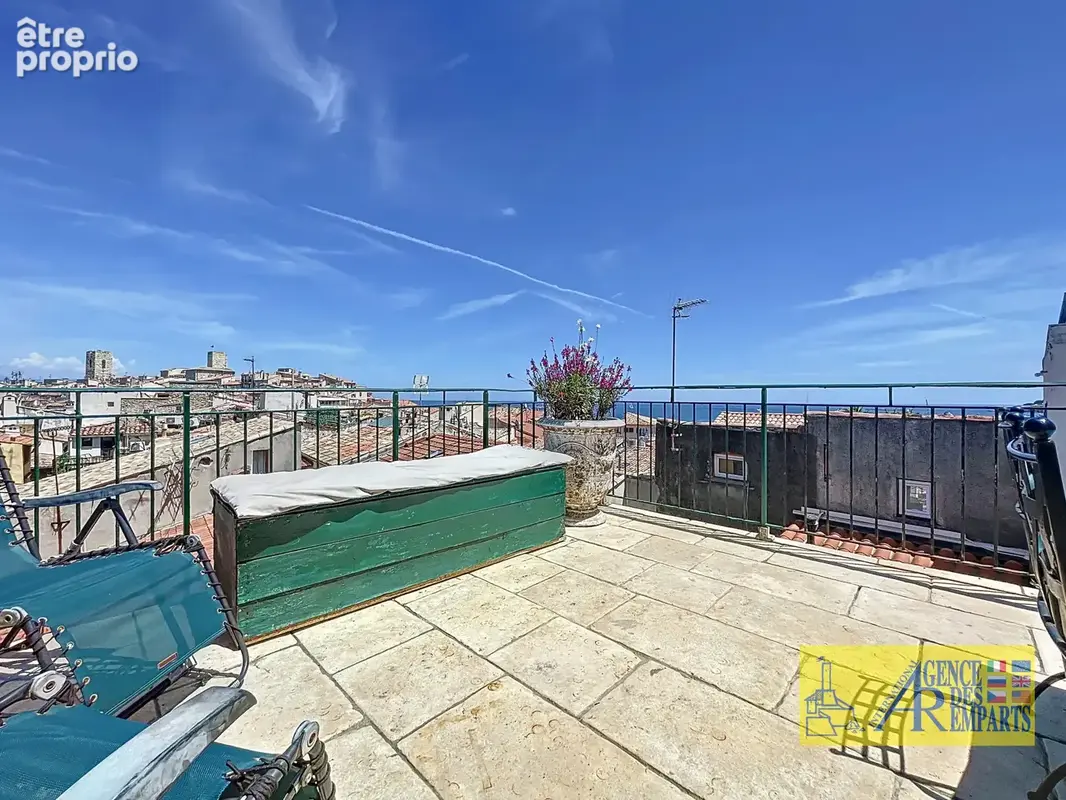 Maison de charme avec terrasse et  toit-terrasse   vue mer et vieille ville - Vieil Antibes - photo 8