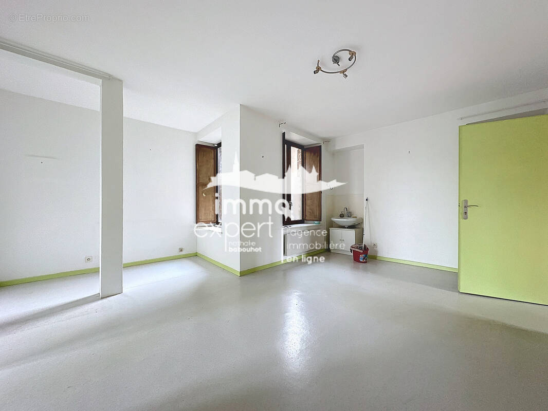 Commerce à MIRECOURT