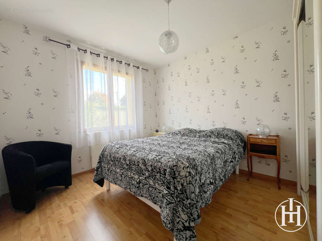 Maison à AINAY-LE-CHATEAU