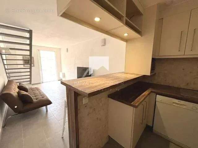 À VENDRE – Charmant T2 duplex rénové avec terrasse et parking – Carqueiranne (83320) - photo 5