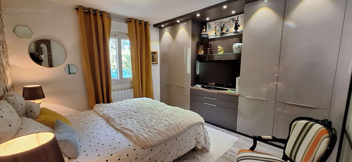 Maison 163m2 environ, 6 chambres,terrain de 1027 m2 arbore, avec sa piscine sans vis a vis. coup de coeur - photo 19