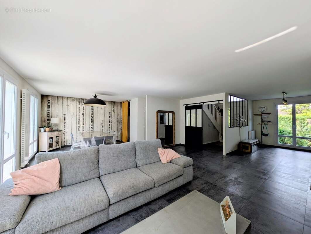 Maison à LE MESNIL-SAINT-DENIS