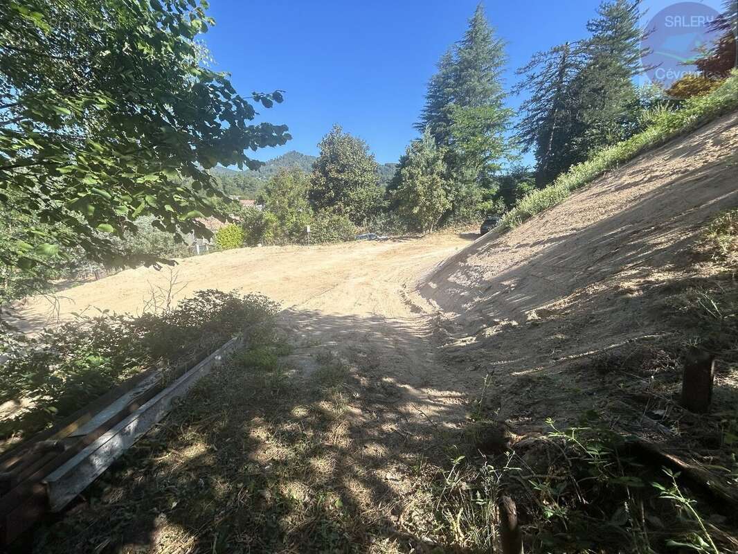 Terrain à bâtir de 947 m²  proche du village - photo 4