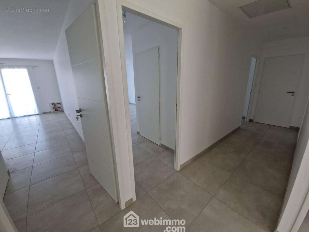 Dégagement distribuant une partie des chambres - Appartement à LA ROCHE-SUR-YON