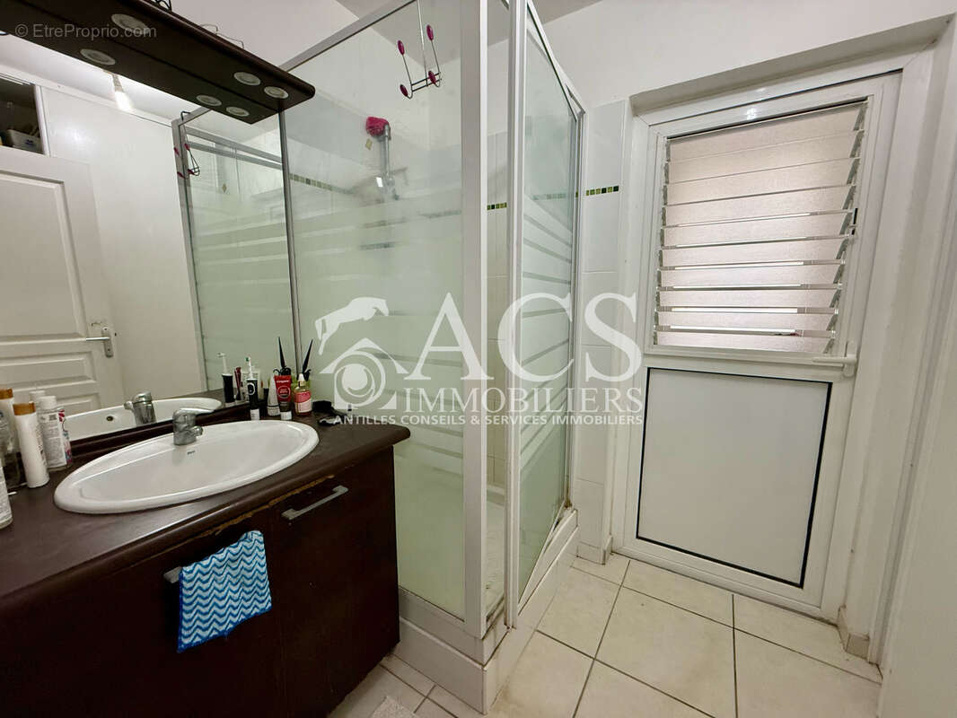 À vendre - appartement t4 avec terrasse et stationnement - au calme - le lamentin - photo 10