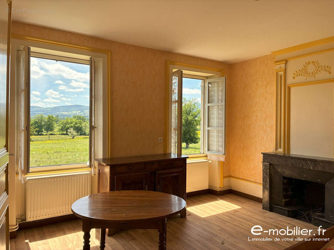 Maison à SAINT-FORGEUX-LESPINASSE