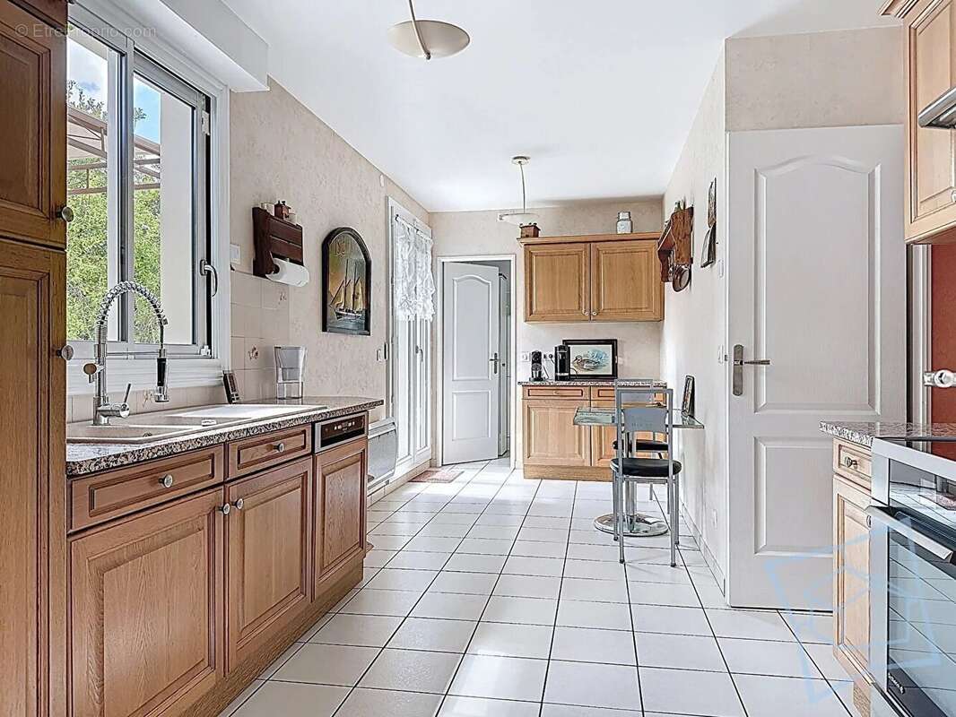 Maison à VOISINS-LE-BRETONNEUX