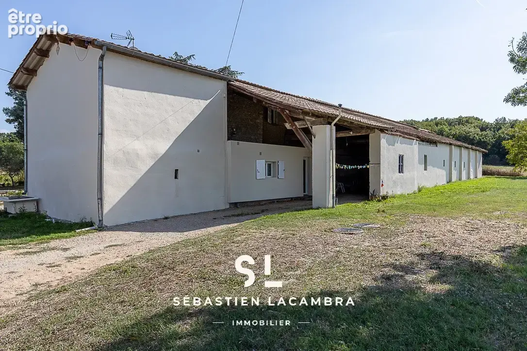 Corps de ferme du XVIIIe siècle rénové   160 m2 habitables, nombreuses dépendances et remarquable potentiel - photo 5