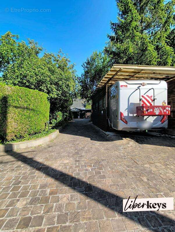 Maison de campagne située à BOURTH, 3 chambres, nombreux garages et remises sur terrain de 1024m2 clos et paysagé - photo 23