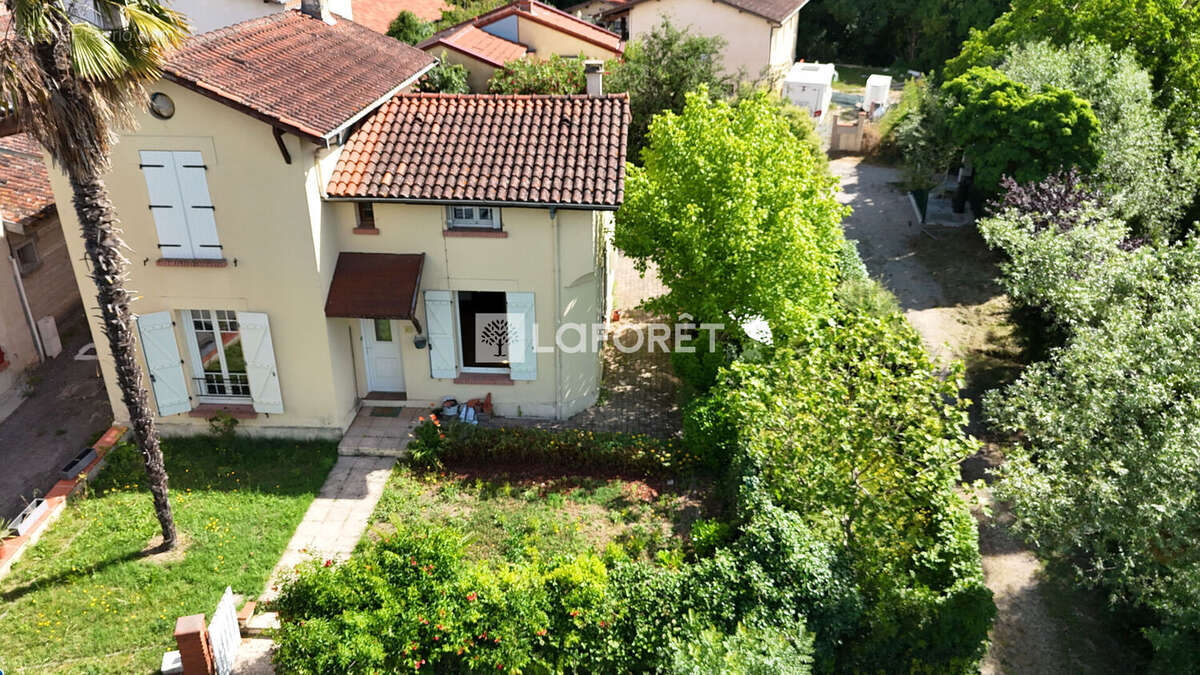 Maison de type 4  de 125 m² avec jardin. - photo 2