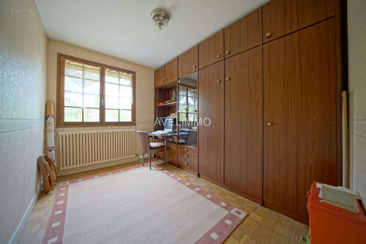 Maison à LA QUEUE-LES-YVELINES