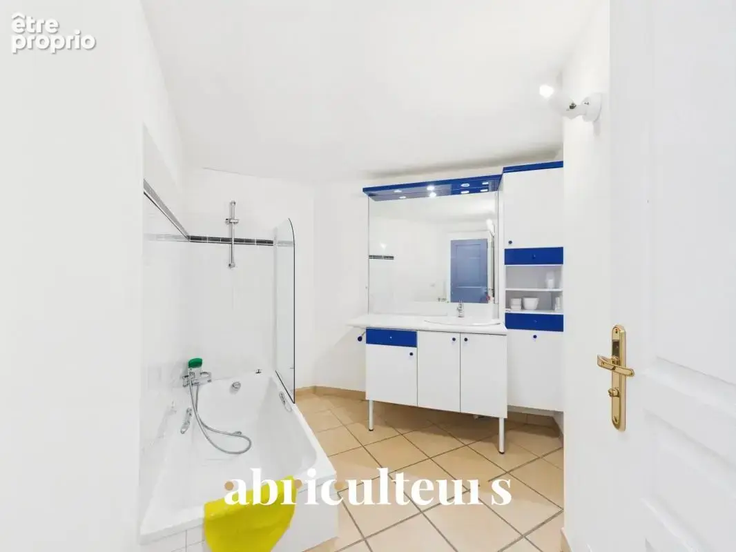 Maison d’architecte de 257 m² avec piscine et jardin arboré de 4 000 m² en vente à Ventabren (13122) - photo 16