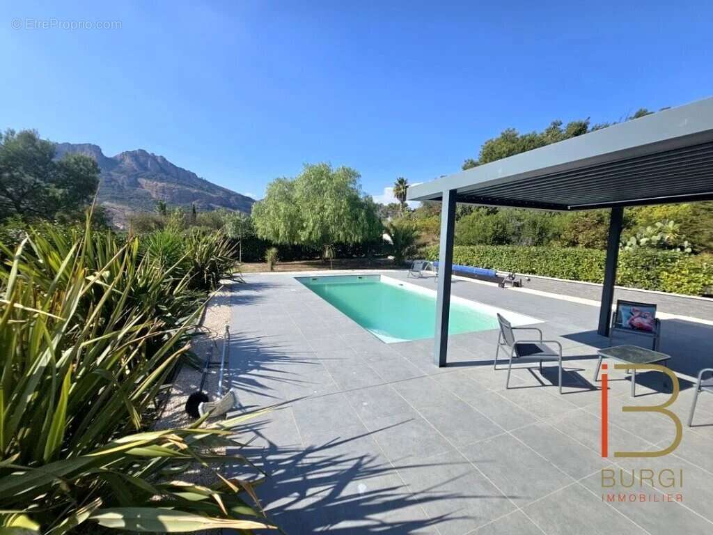 Maison à ROQUEBRUNE-SUR-ARGENS