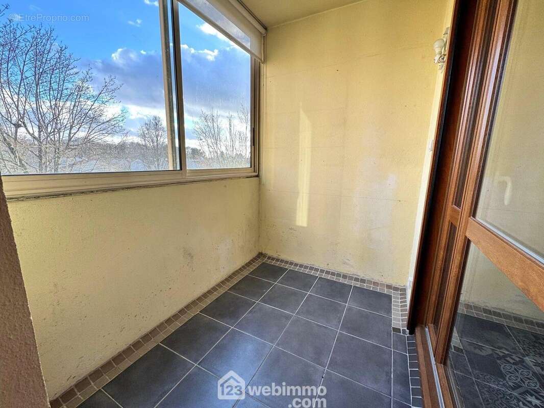 ...donnnant sur une belle loggia - Appartement à RIS-ORANGIS