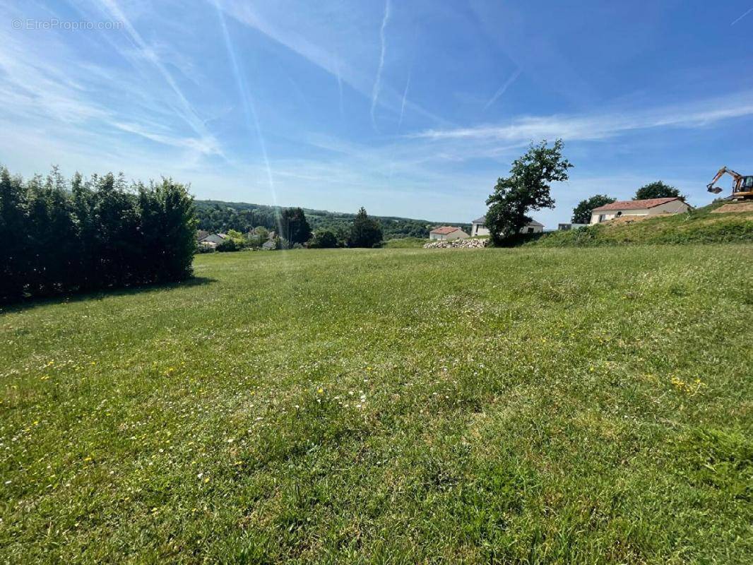 Terrain à AIXE-SUR-VIENNE