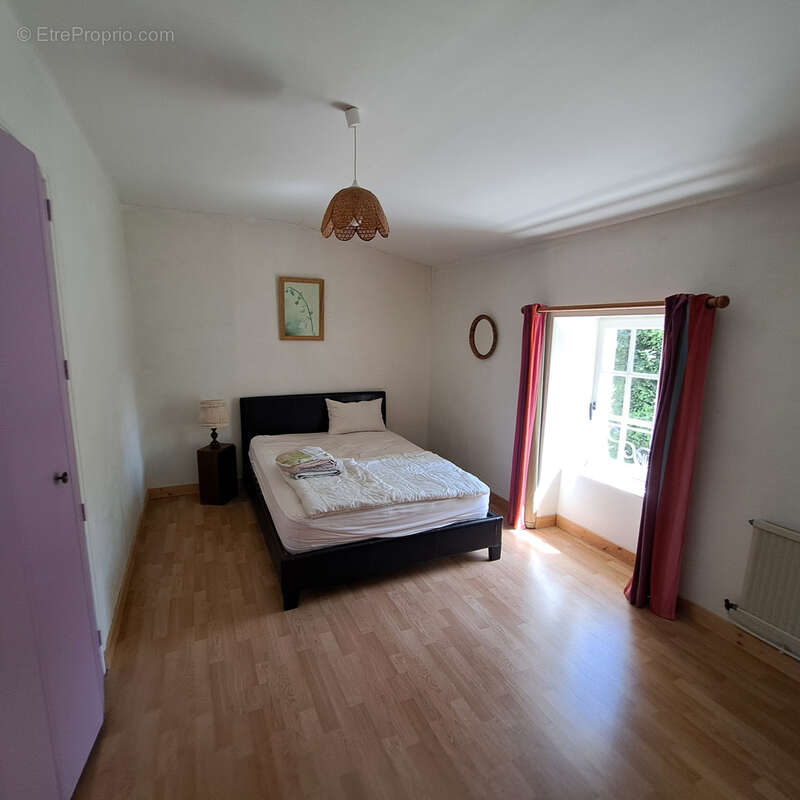 Maison charentaise de caractère   185 m2   5 à 6 chambres   Jardin, garage et dépendance - photo 6
