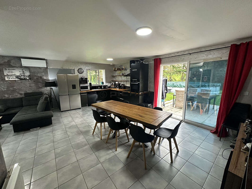 Maison à COURS-DE-PILE