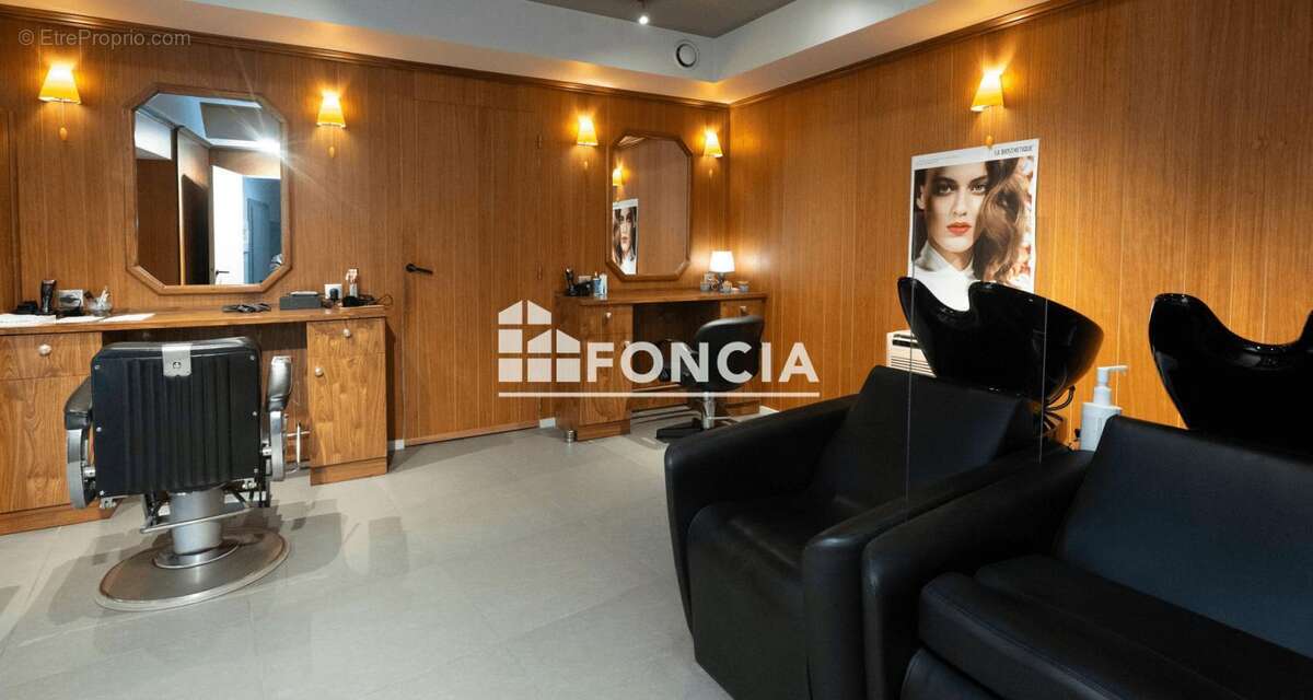 TOURNON centre, murs d’un beau local commercial occupé par un salon de coiffure, vendus loués - photo 2