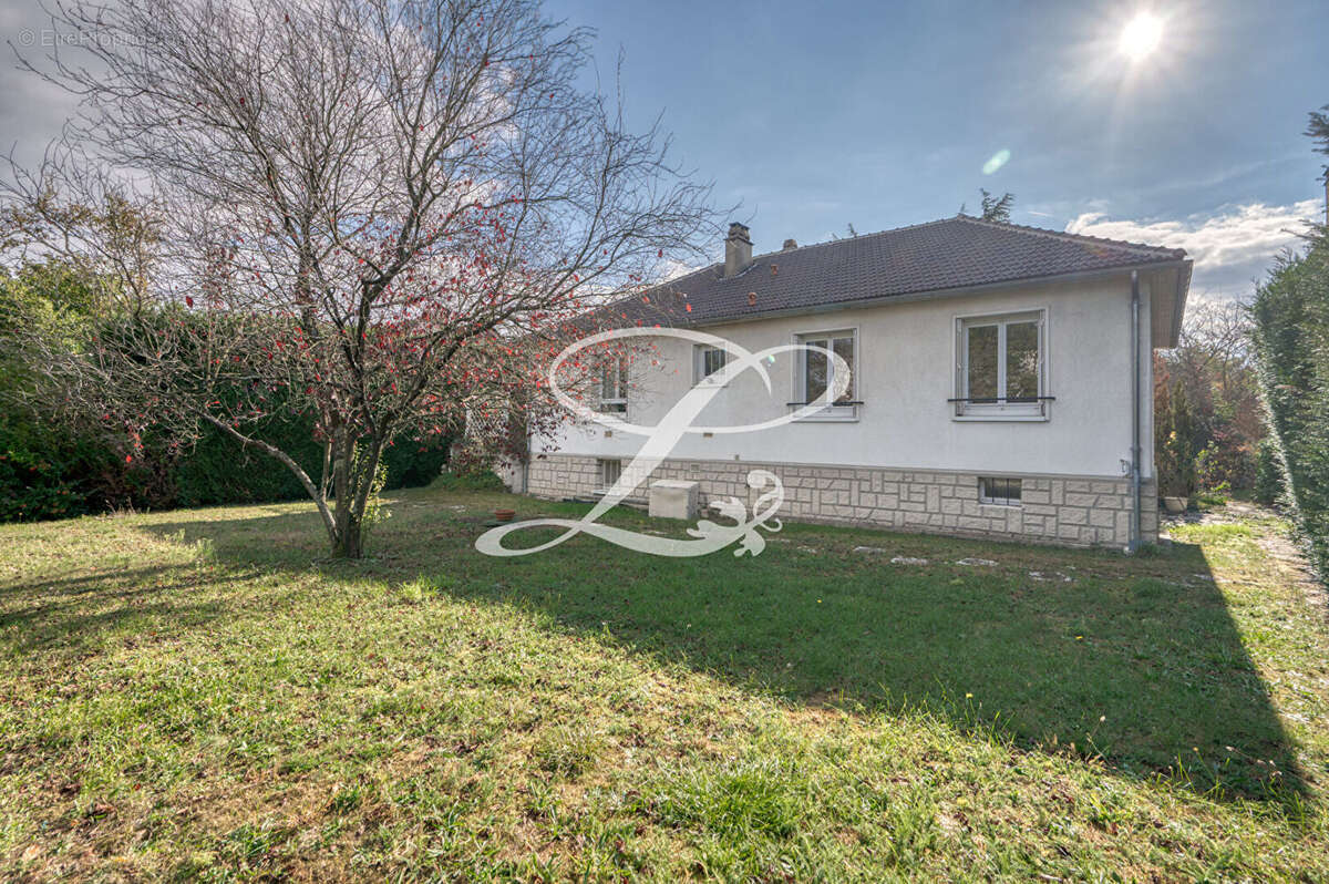 Maison à LE MESNIL-LE-ROI