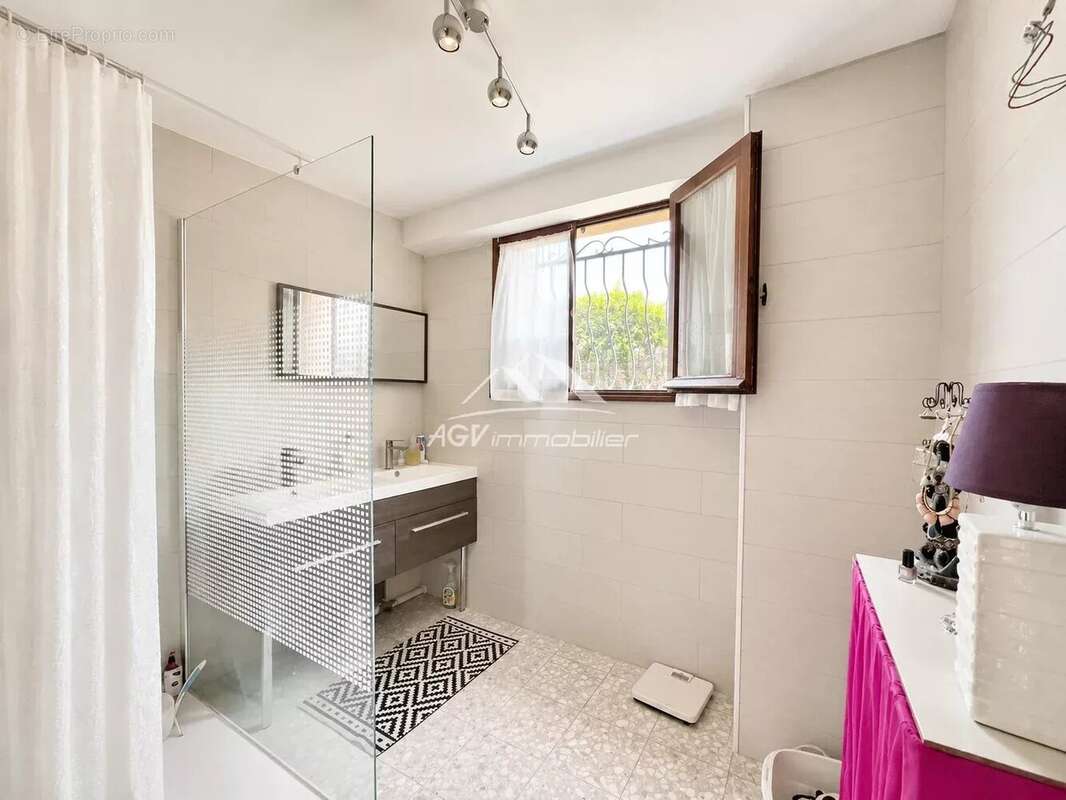 Alès - Maison 175 m² – 5 chambres – 2 logements (T4 + T5) - photo 9