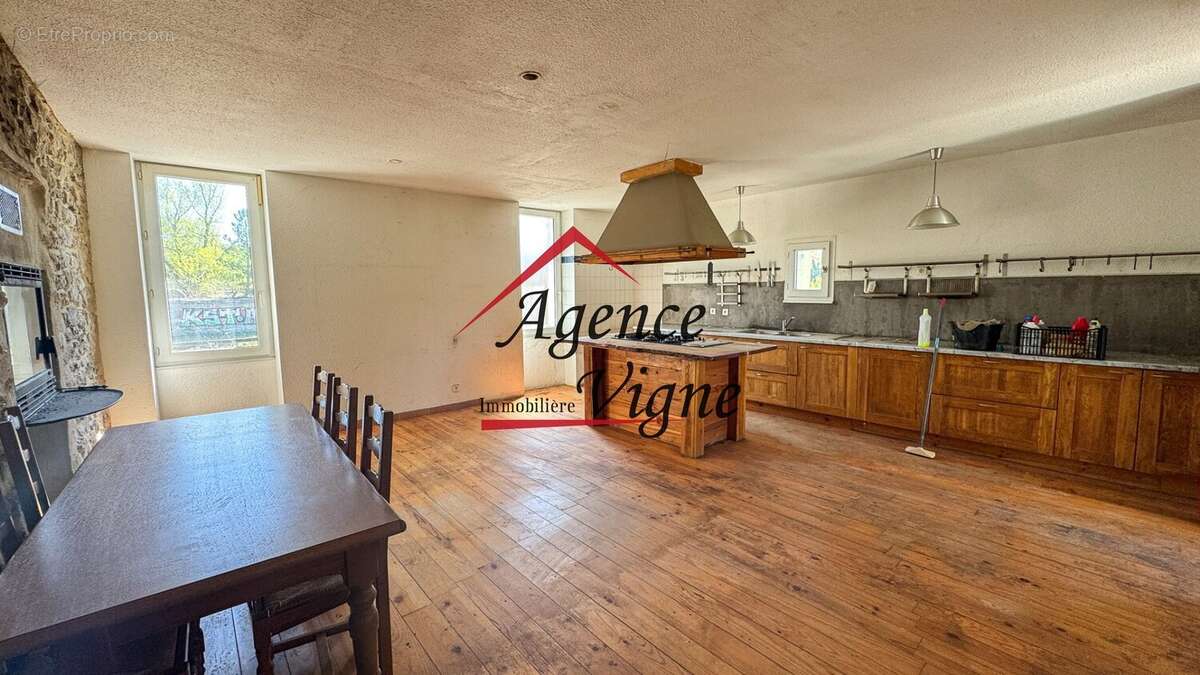 Maison à SAINT-JEAN-DE-MARUEJOLS-ET-AVEJAN