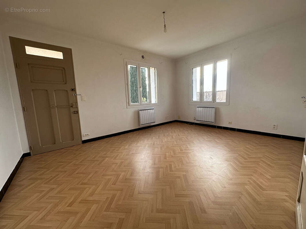 Maison à SAINT-MITRE-LES-REMPARTS