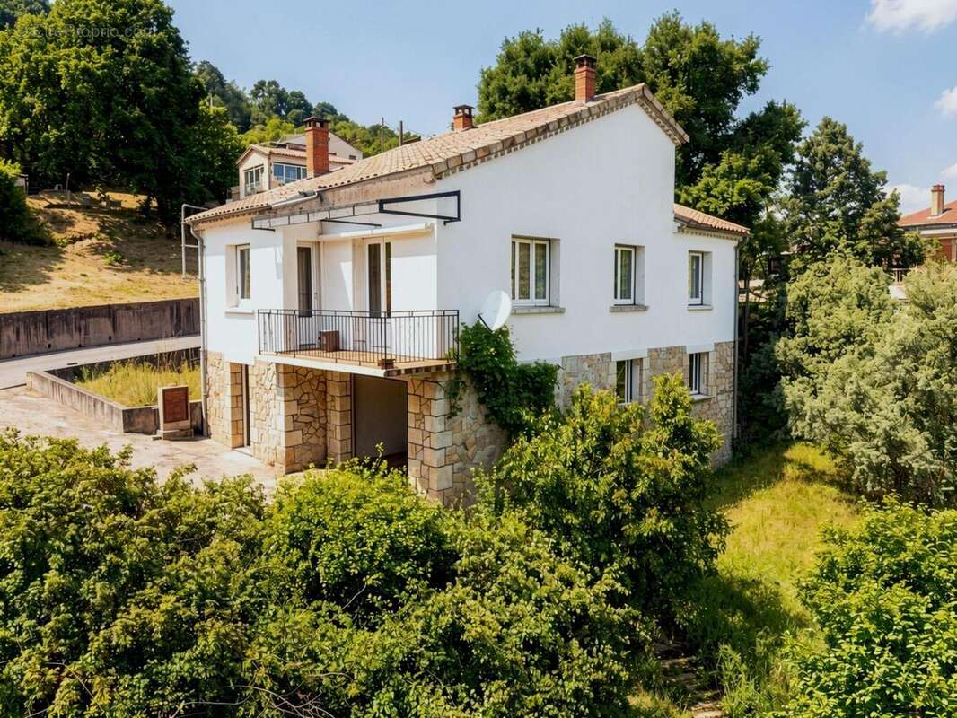   - Maison à LABEGUDE