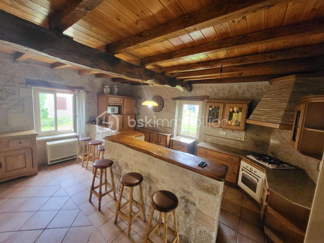 Maison en pierre+ maison locative-hangar et dependances sur parcelle de 8000 m² - photo 8