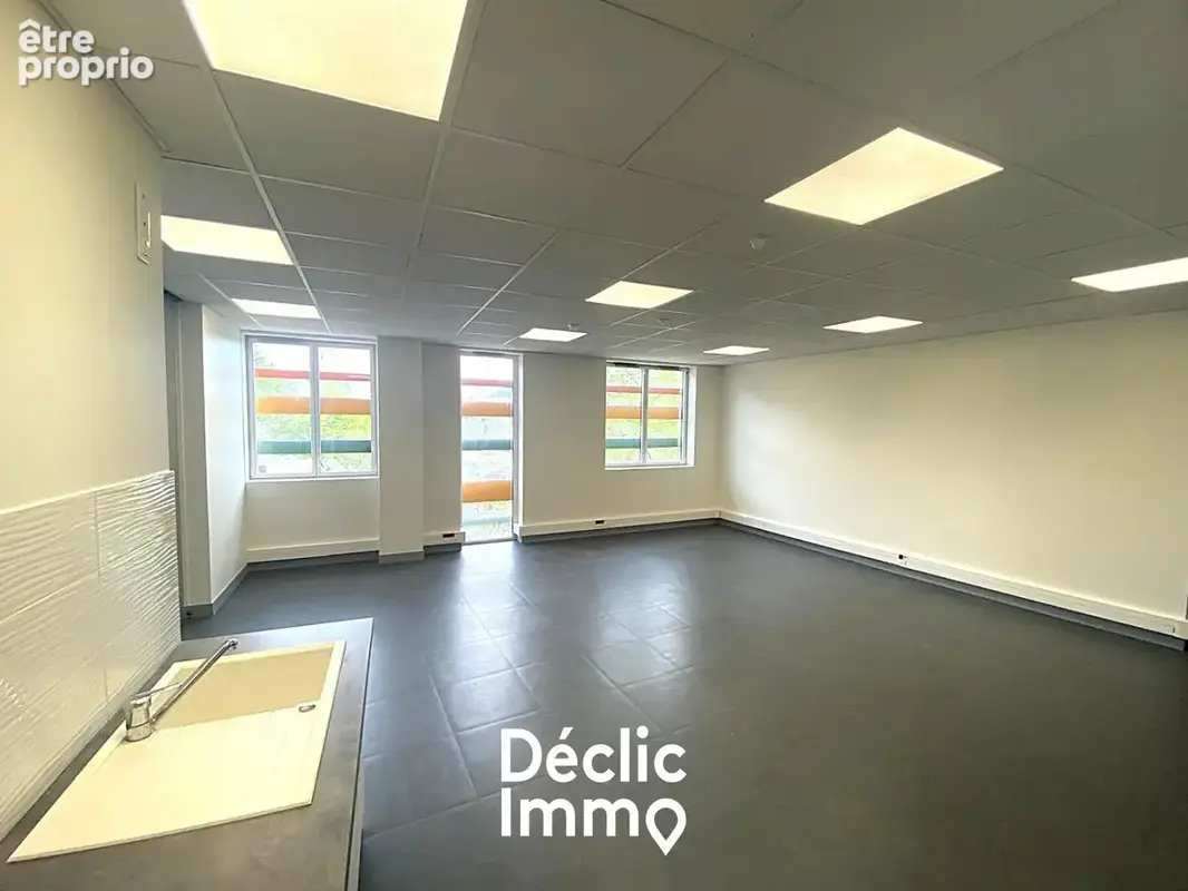 Bureaux haut de gamme 71 m² + cave - hyper centre La Roche-sur-Yon  Parkings privés + ascenseur - photo 3