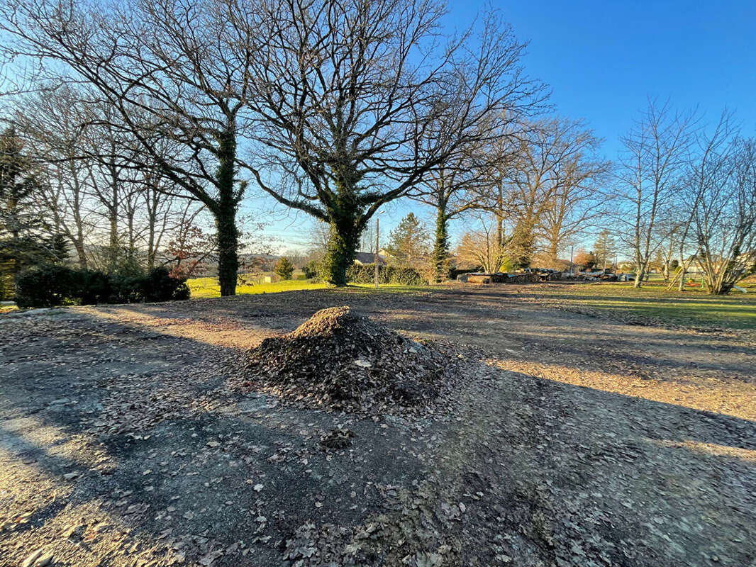 Terrain à AIXE-SUR-VIENNE