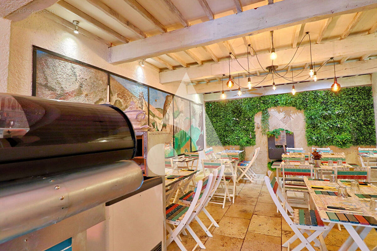 Commerce à MOUSTIERS-SAINTE-MARIE