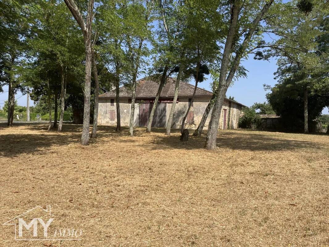 Commerce à MOULIETS-ET-VILLEMARTIN