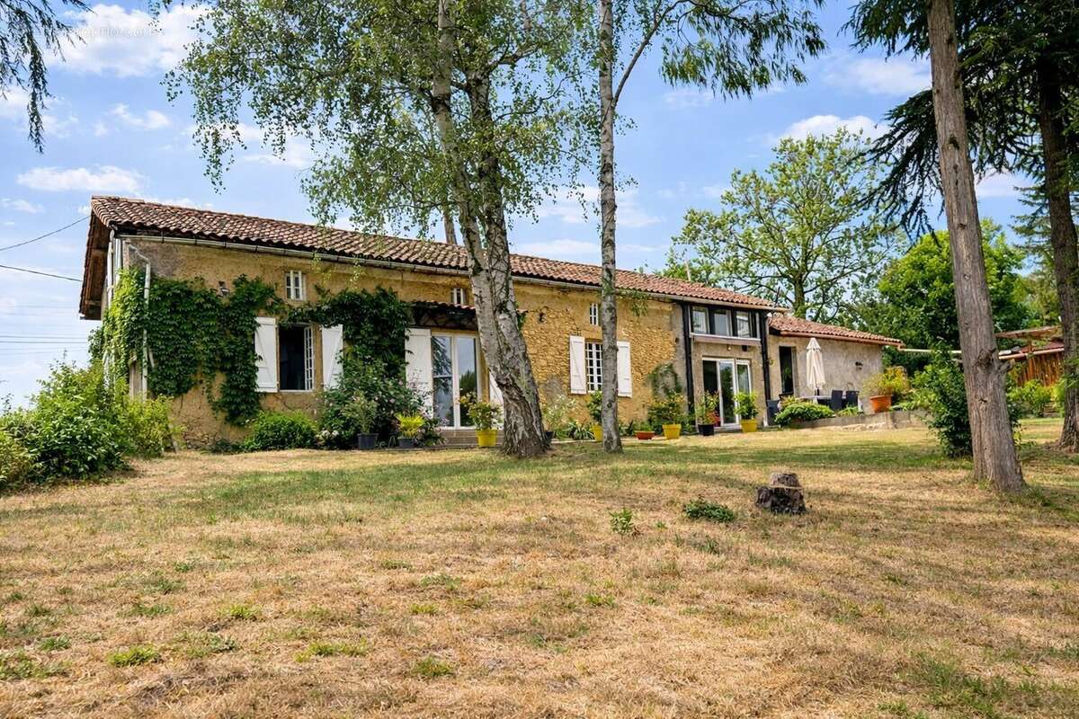 Maison à VILLECOMTAL-SUR-ARROS