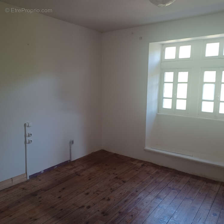 Maison de village en pierre à rénover sur deux niveaux sur 272m2 de terrain - photo 9