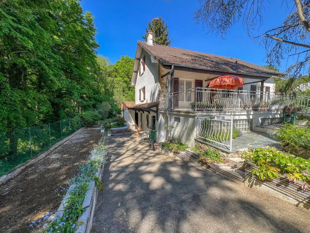 Maison à LE MESNIL-SAINT-DENIS