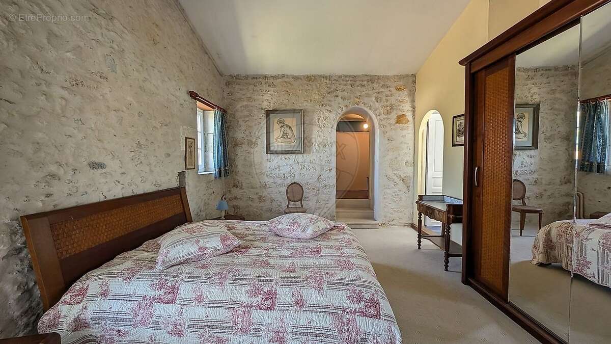 Maison à CHAILLEVETTE