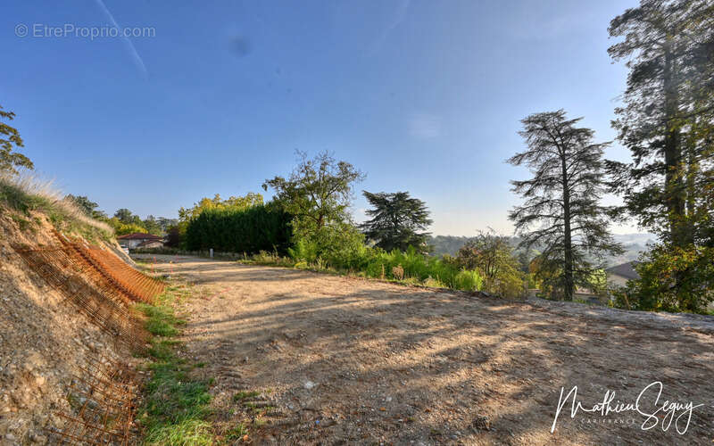 Terrain à SAINT-GENIS-LAVAL
