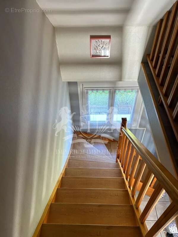 Maison à DUGNY-SUR-MEUSE