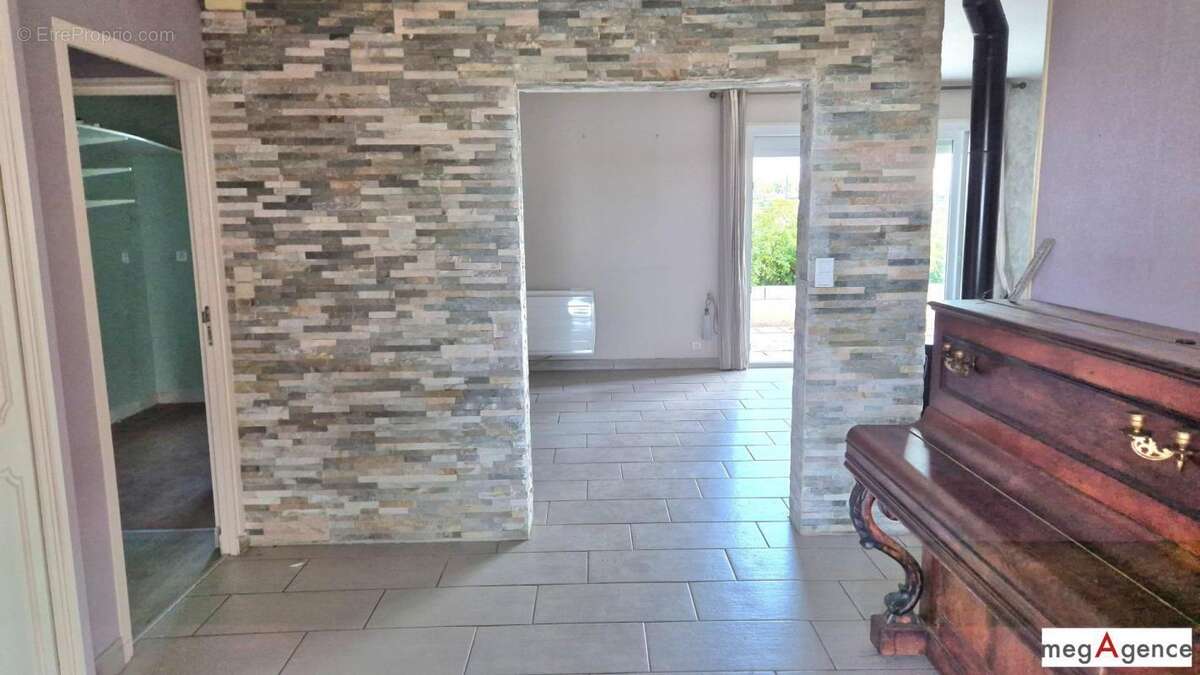 Maison à PINS-JUSTARET