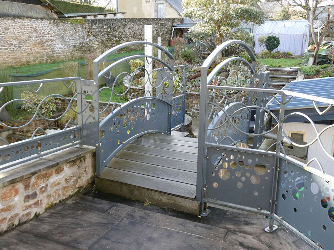 Maison à AMBRIERES-LES-VALLEES