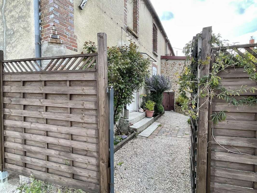 Appartement à SAINT-JUST-SAUVAGE