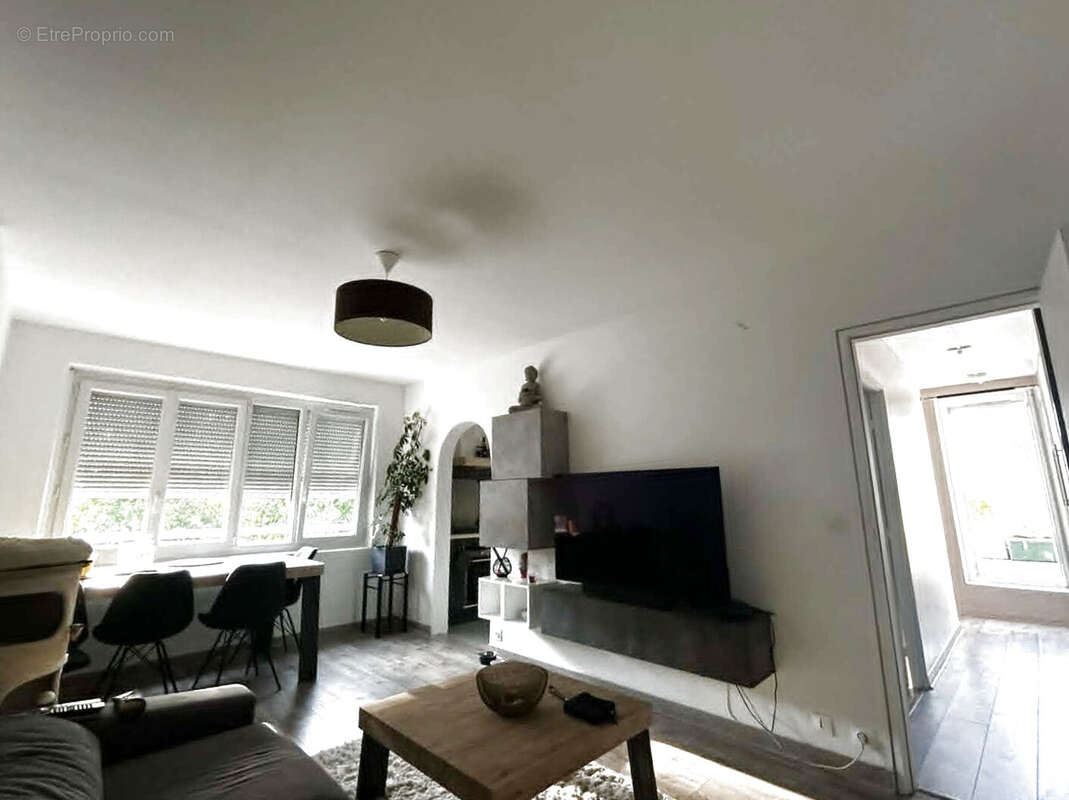 Appartement 2 pièces de 54 m2 avec exceptionnelle terrasse de 30 m2   Trappes - photo 3